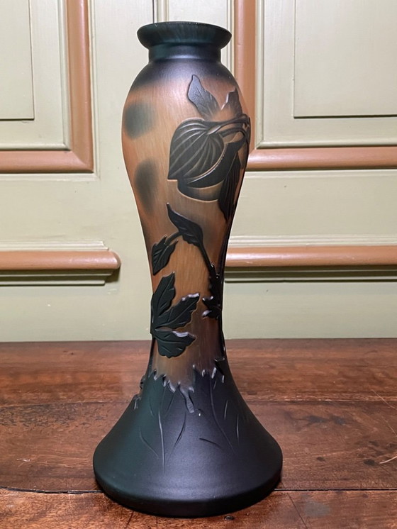 Image 1 of Vasen signiert DE VANNES – mehrschichtiges Glas – florales Dekor – 31 und 32 cm