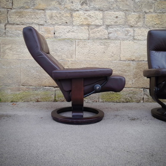 Image 1 of Paire de fauteuils et ottoman scandinaves en cuir Stressless par Ekornes, Norvège, 1970