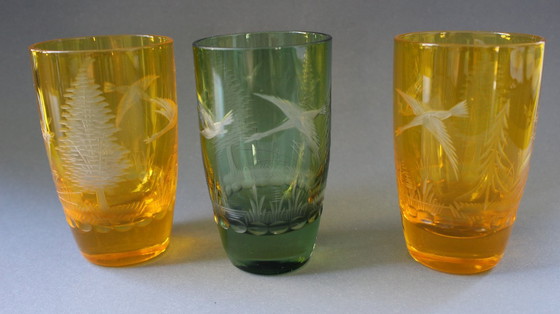 Image 1 of 3 alte antike farbige kleine Wassergläser mit geschliffenen/geätzten Waldmotiven
