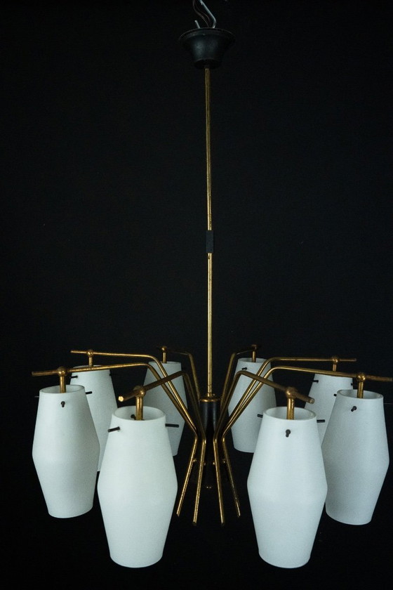 Image 1 of Kroonluchter uit het midden van de vorige eeuw met acht opaalglazen kappen in Stilnovo-stijl. Italië, jaren 50.