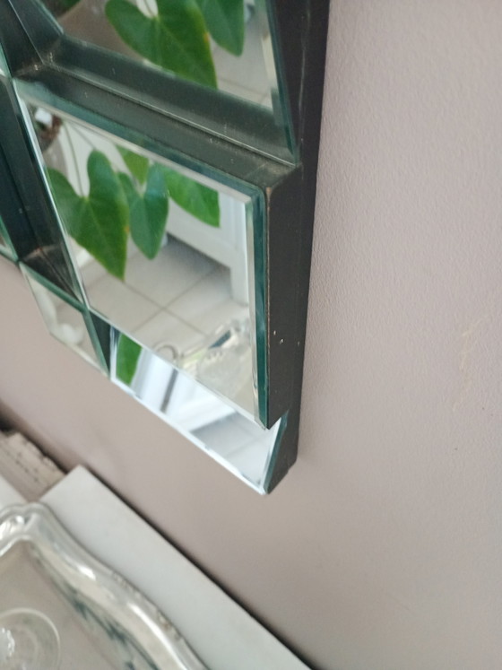 Image 1 of Le miroir a facettes refait sa place sur nos murs. Il devient a nouveau un indispensable 
