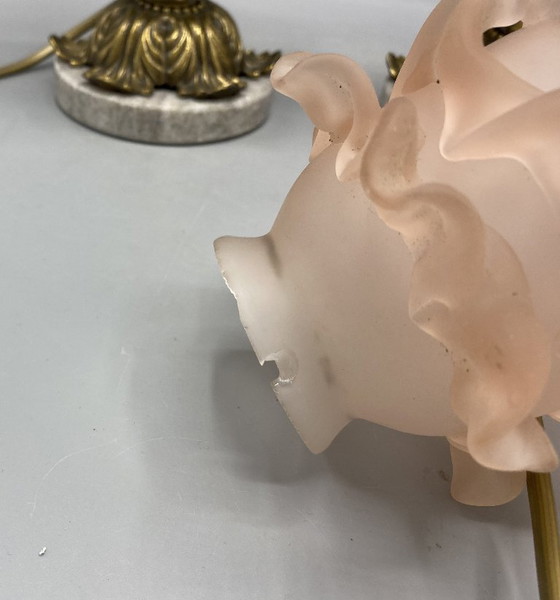 Image 1 of 2 Art Nouveau Tafellampen • Roze Gefrost Glas Bloemenkap • Messing & Marmer Voet