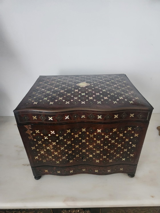 Image 1 of Preciosa caja de licores estilo Napoleón III con incrustaciones de nácar y latón.