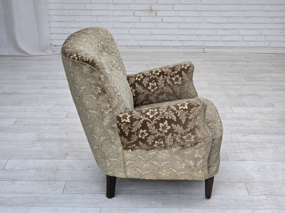 Image 1 of 1960er Jahre, dänischer Sessel, hellgrüner Möbelvelours, Beine aus Teakholz.