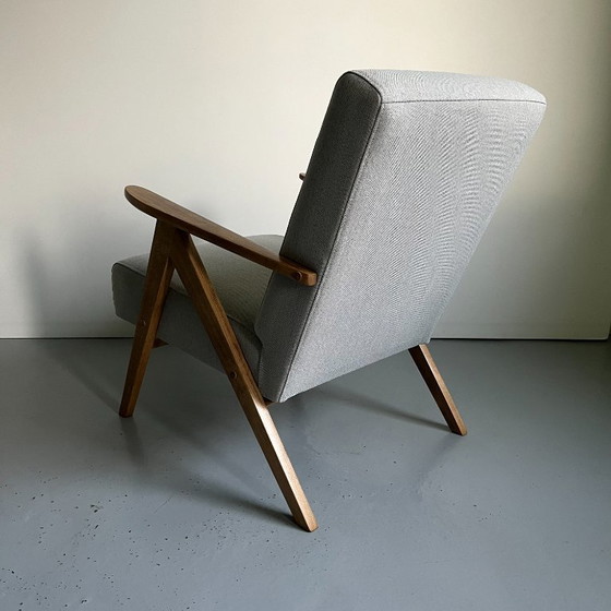 Fauteuil vintage moderne du milieu du siècle : tissu gris et structure en bois de hêtre – Wood (photo 4 of 12)