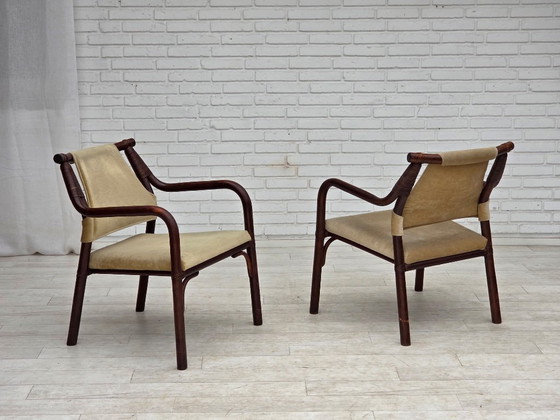 Image 1 of Jaren 80, een paar Scandinavische fauteuils, meubelbekleding van velours en bamboe.
