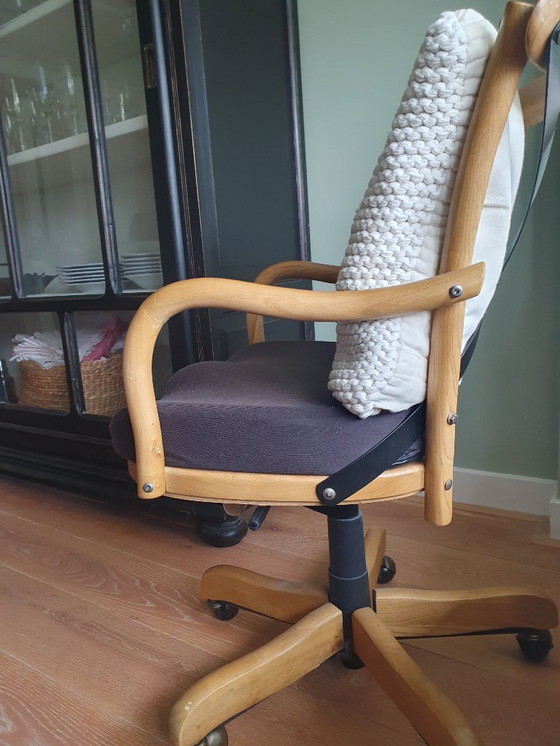 Image 1 of Delightful oak wood desk chair 