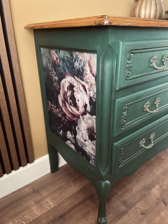 Image 1 of Cómoda elegante con flores