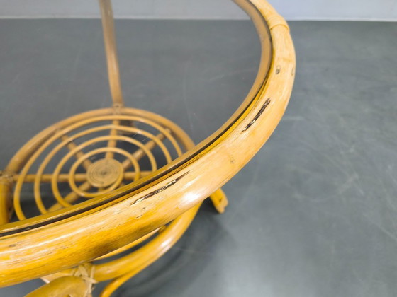 Image 1 of Mesa de centro italiana de ratán de mediados de siglo con tapa de cristal, década de 1960.