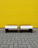 Tables de chevet/tables d'appoint rétro vintage - placage bois et blanc avec tiroir