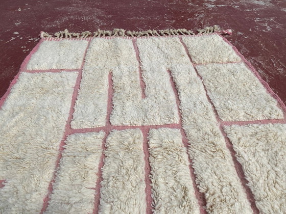 Image 1 of Beni Ourain tapijt 246x160 cm – Crème & roze geometrisch Marokkaans wollen tapijt – Handgemaakt Berber tapijt