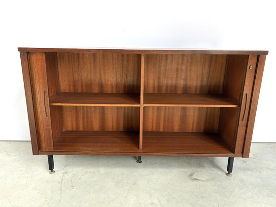Credenza Mid-Century con ante a serrandina, anni '60 – Credenze con vetrina, Metallo, Legno (photo 3 of 10)