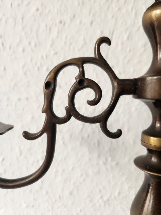 Candelabro antiguo de 3 brazos, bronce macizo, forjado a mano, estilo barroco. – Percheros, Metal, Bronze (photo 10 of 15)