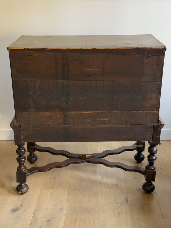 Image 1 of Elegante gabinete con patas en cruz de nogal del siglo XVII
