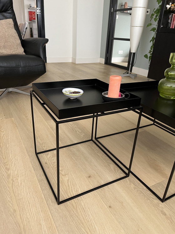 Image 1 of Zwei schwarze Metall-Beistelltische Heu