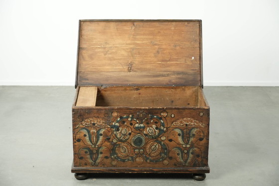 Image 1 of Subtiele en Decoratieve Met de Hand Beschilderde Antieke Oostenrijkse Bruid Kist Met Karakter