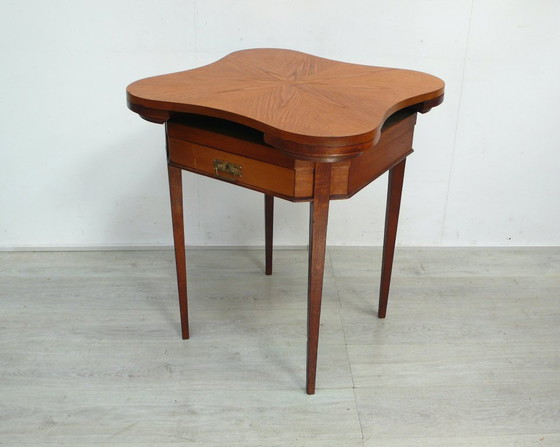 Image 1 of Antico tavolo da cucito con tavolo da gioco girevole a forma di trifoglio, circa 1900