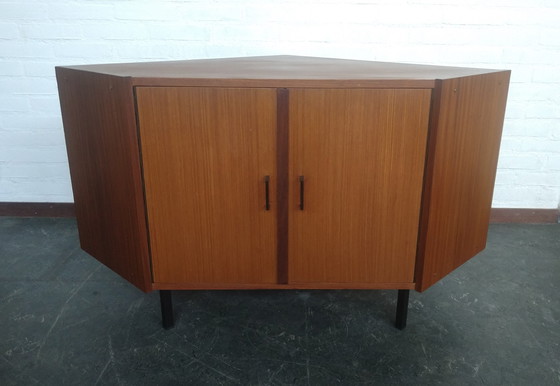 Image 1 of Armario esquinero de mediados de siglo 1960