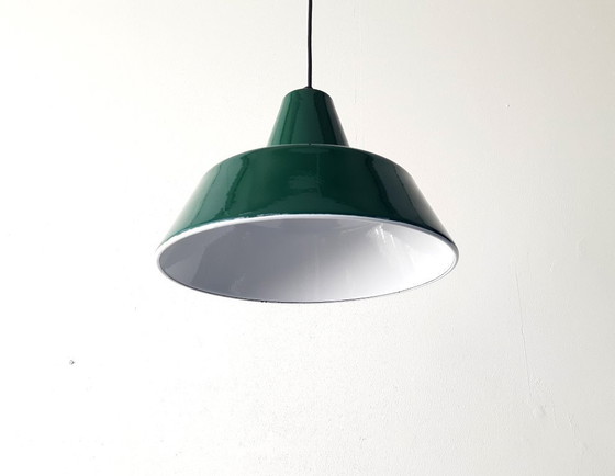 Image 1 of Louis Poulsen dunkelgrüne Emaille Pendellampe, minimalistische industrielle dänische Pendellampe, Mid-Century Modern Esstischlam