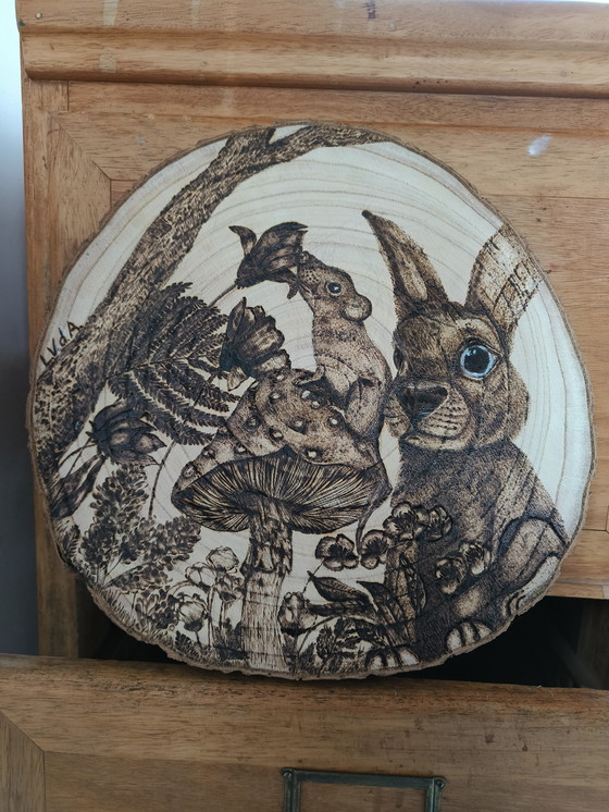 Image 1 of Dibujo pirograbado sobre disco de tronco de árbol: mundo de cuento de hadas