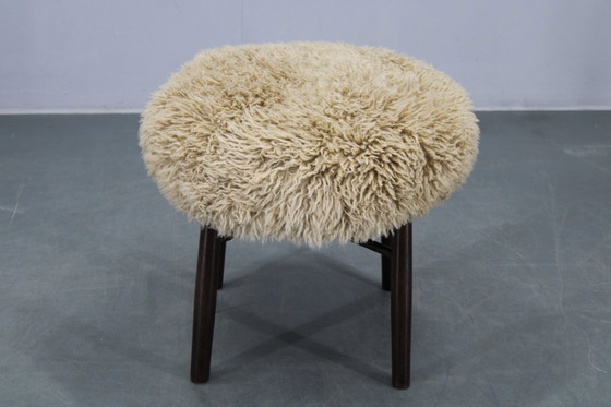 Image 1 of Sgabello in legno del 1950 con rivestimento in pelle di pecora