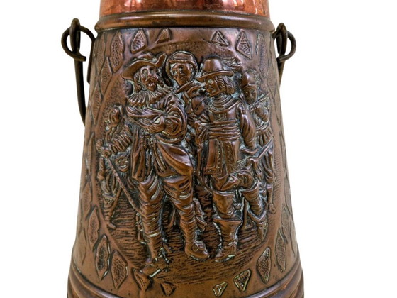 Image 1 of Secchio per carbone in rame in stile antico con figure in rilievo – Secchio decorativo vintage / Porta legna