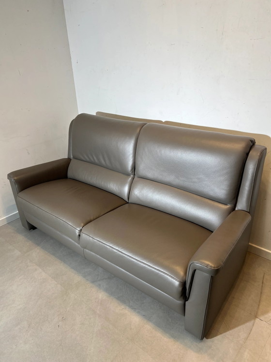 Conjunto de sofá moderno de piel con sillón reclinable. – Zona de estar (photo 3 of 5)
