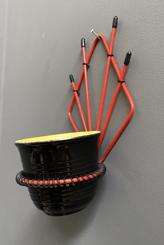 Image 1 of Portavaso da parete rosso + vaso in ceramica anni '60