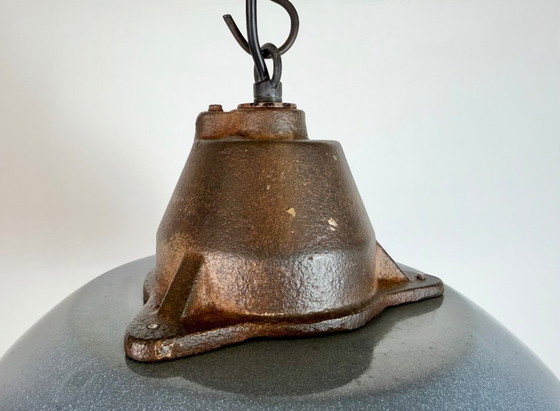 Image 1 of Industriële hanglamp van grijs emaille en gietijzer, jaren 60
