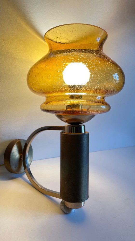 Image 1 of Aplique de pared de los años 70 en latón cepillado y vidrio soplado.