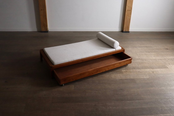 Image 1 of Pierre Chapo L03 Dagbed in massief iepenhout, Frankrijk jaren 60