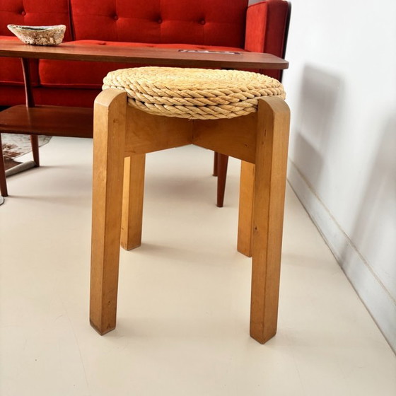 Skandinavischer Kiefernbinsenhocker aus der Mitte des 20. Jahrhunderts – Wood (photo 12 of 14)