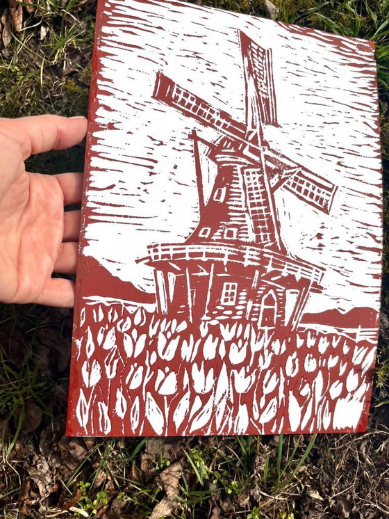 Image 1 of Grabado en linóleo de un molino de viento holandés | Tinta terracota, arte de campos de tulipanes (A4)