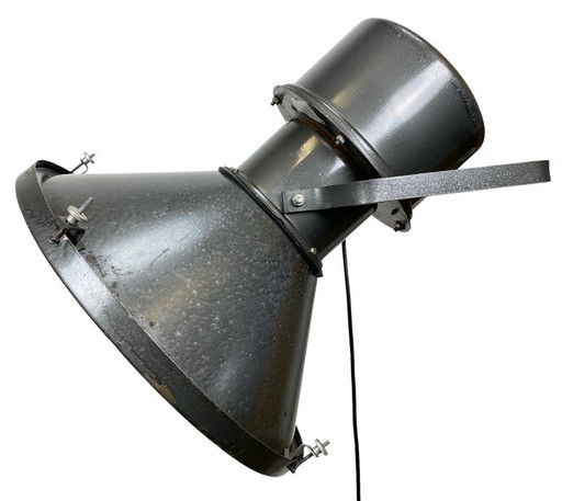 Gran foco de pared industrial gris con cubierta de vidrio, años 60