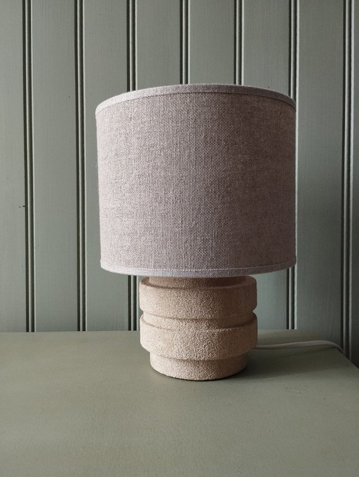 Kleine Vintage-Nachttischlampe aus den 1970er Jahren aus Schamotte-Steinzeug und Juteschirm.