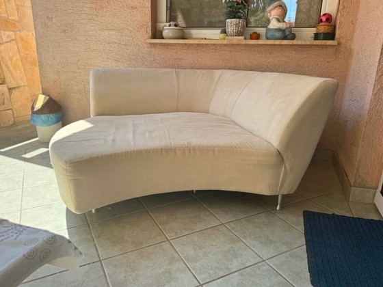 Sofá curvo de salón color crema, años 90 – Loveseat, Textil (photo 2 of 6)