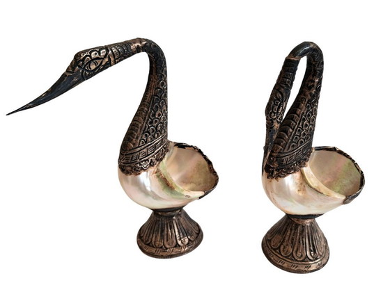 Image 1 of Exclusiva pareja de cisnes angloindios de concha y plata – 1950