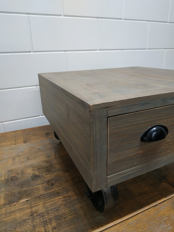 Image 1 of Table basse mobile industrielle ou table basse végétale avec 4 tiroirs