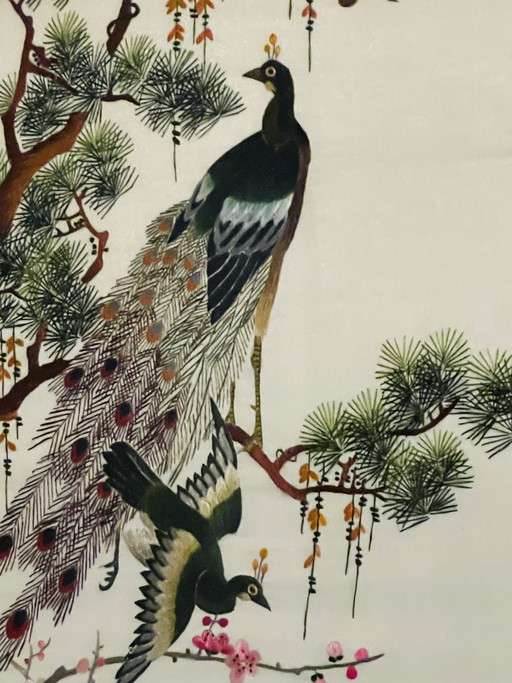Handgefertigte chinesische Seidenstickerei „Pfauen“ | Gerahmt mit entspiegeltem Glas – wanddecoratie, Silk (photo 2 of 7)
