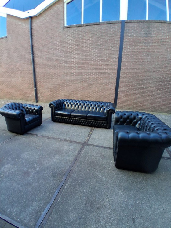 Conjunto de sofás Chesterfield de cuero negro 3+2+1, fabricado en Inglaterra. – Salvale Design (photo 4 of 12)