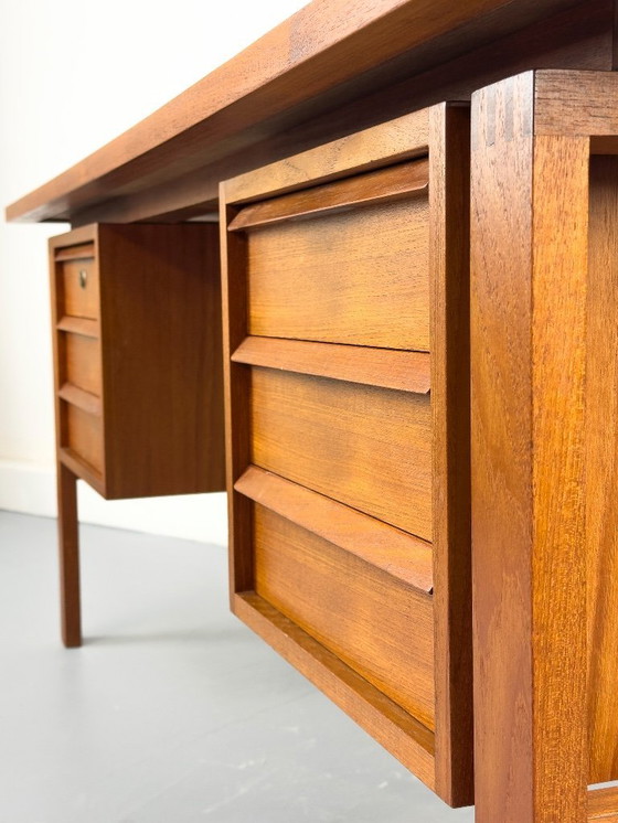 Image 1 of Teakhouten bureau uit het midden van de eeuw door Svend Åge Madsen voor Sigurd Hansen, jaren 60
