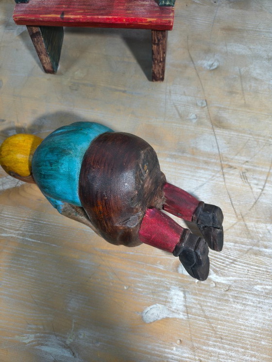 Image 1 of Kuifje op een houten bankje 