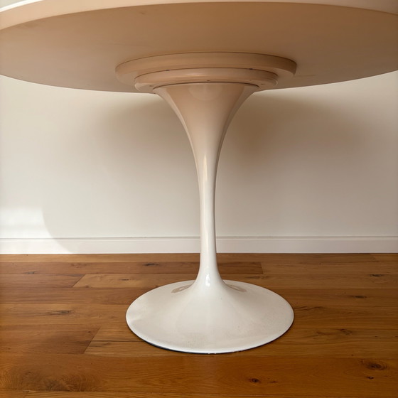 Tavolo rotondo con base a tulipano bianco lucido 120 cm - Stile Saarinen – Tavoli da pranzo, Metallo, Legno (photo 2 of 5)