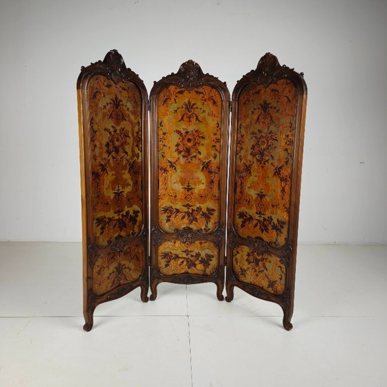 Image 1 of Paravent pliant en cuir doré orné de riches sculptures sur bois, vers 1860