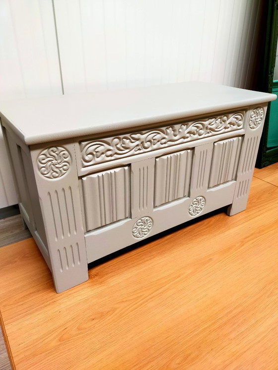 Image 1 of Coffre à couvertures vintage avec sculpture sur bois