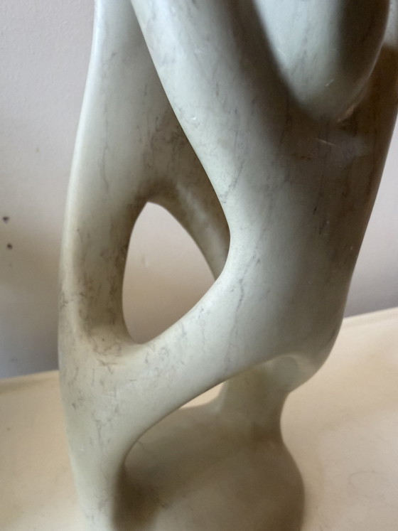 Image 1 of Sculpture en stéatite représentant un parent et un enfant