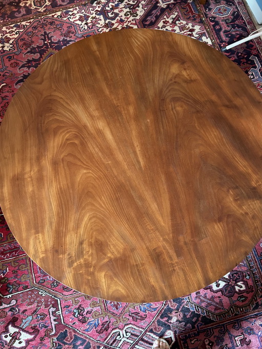 Table ancienne avec un beau piètement