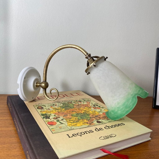 Wandleuchte aus Messing in Schwanenhalsform mit tulpenförmigem Glasschirm, signiert Rethondes