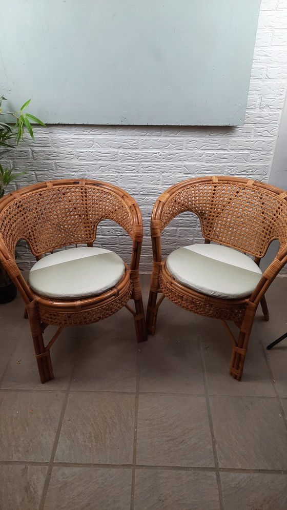 Image 1 of Set di 2 poltrone vintage in rattan con seduta e schienale intrecciati.
