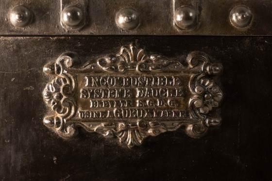Image 1 of Bauche. Antiker kleiner Reisesafe aus Metall. Napoleon III.